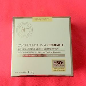 it Cosmetics Confidence in a Compact-LIGHT